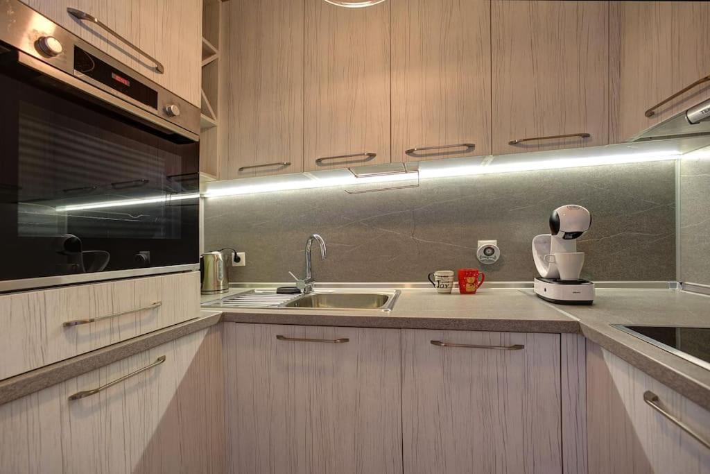 Spacious Home Office With Secure Garage In Sofia Exteriör bild